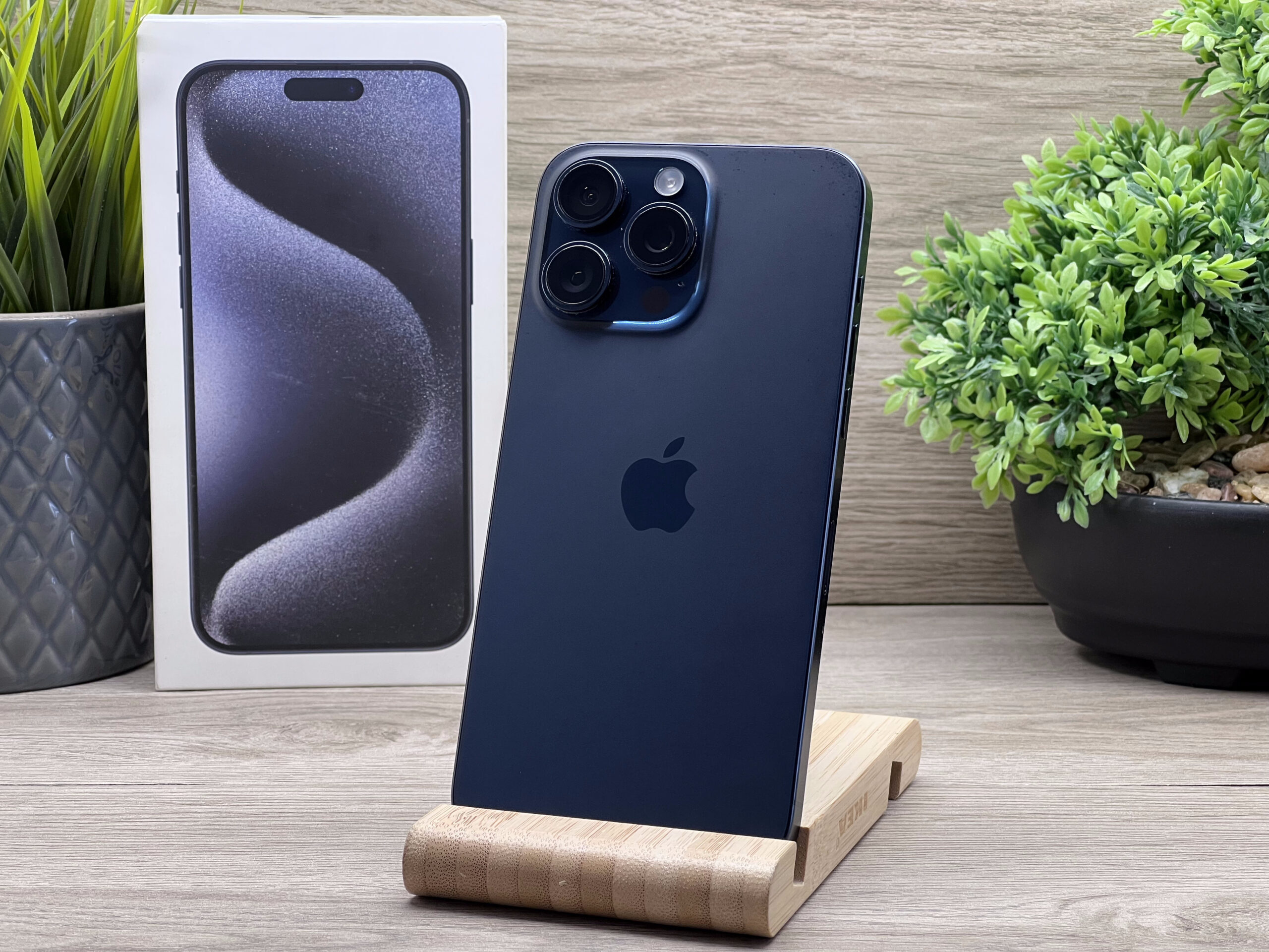 Hibátlan iPhone 15 Pro Max Blue Titanium 256GB 2 ÉV Garanciával 92%