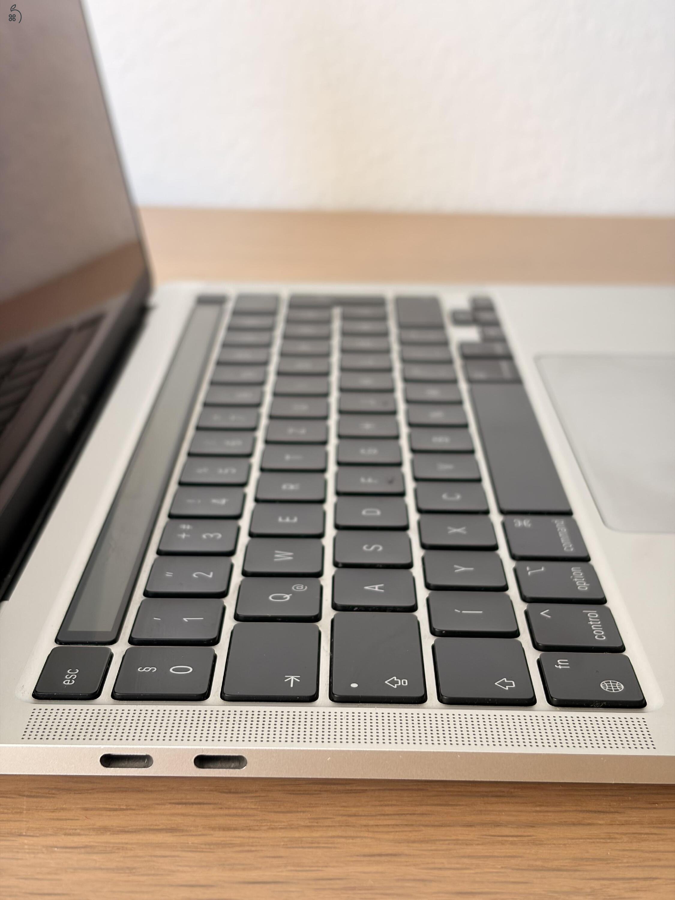 MacBook Pro M2 13” 8GB/512GB – GARANCIÁS 2026.04-ig, iCentre, Makulátlan, Dobozos