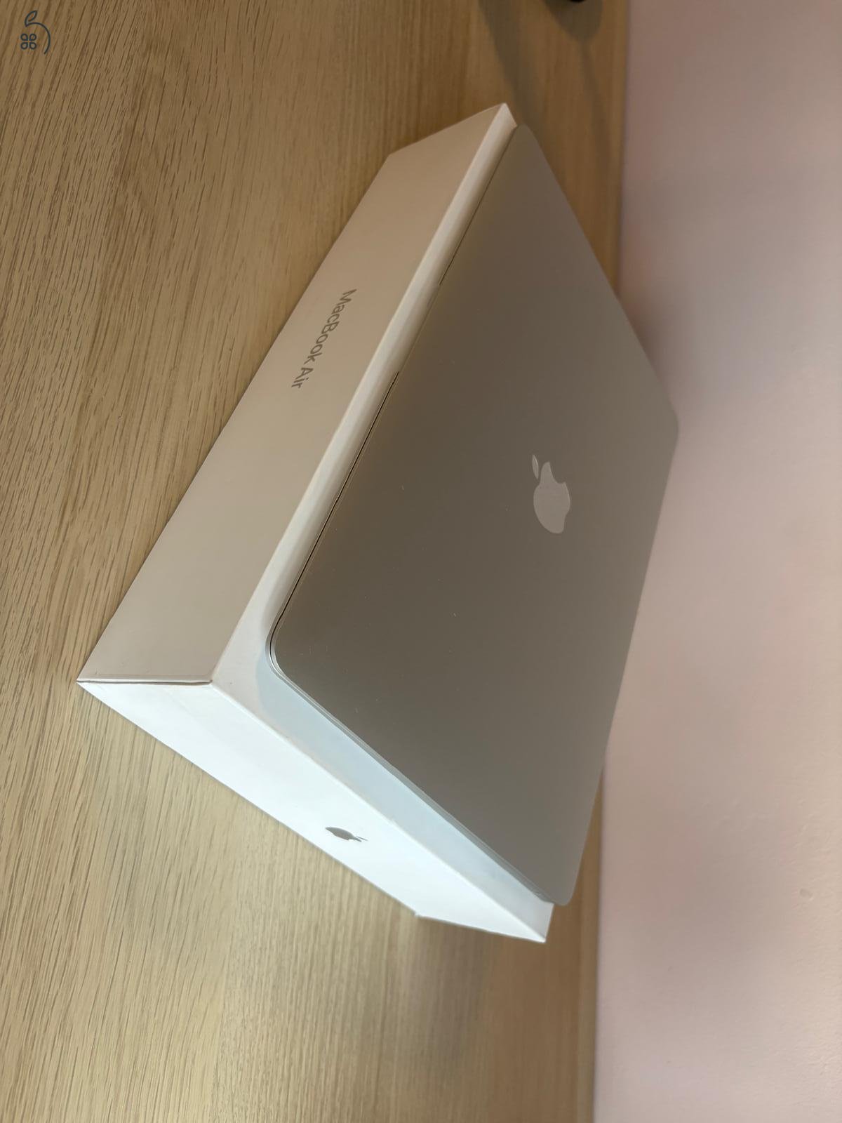 Eladó használt MacBook Air 2020 i3 256GB 