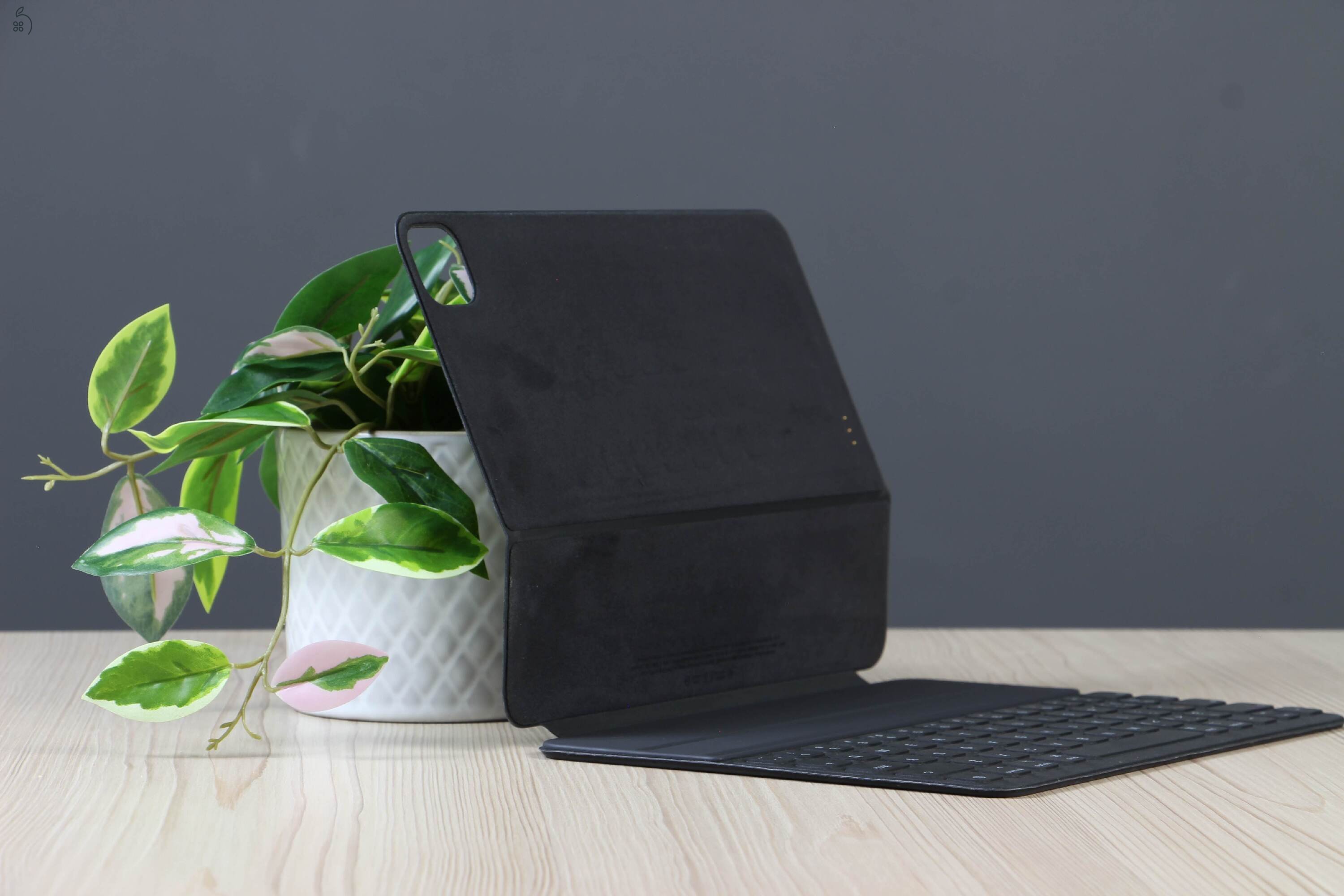 Apple Magic Keyboard Folio iPad Pro / Air 11” – praktikus, gyári billentyűzet tok kedvező áron