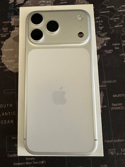 iPhone 17 Pro Max / 256GB / Silver / Gyári kártyafüggetlen / 100% akku / Garanciás 2026.decemberig