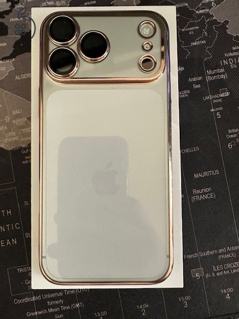 iPhone 17 Pro Max / 256GB / Silver / Gyári kártyafüggetlen / 100% akku / Garanciás 2026.decemberig