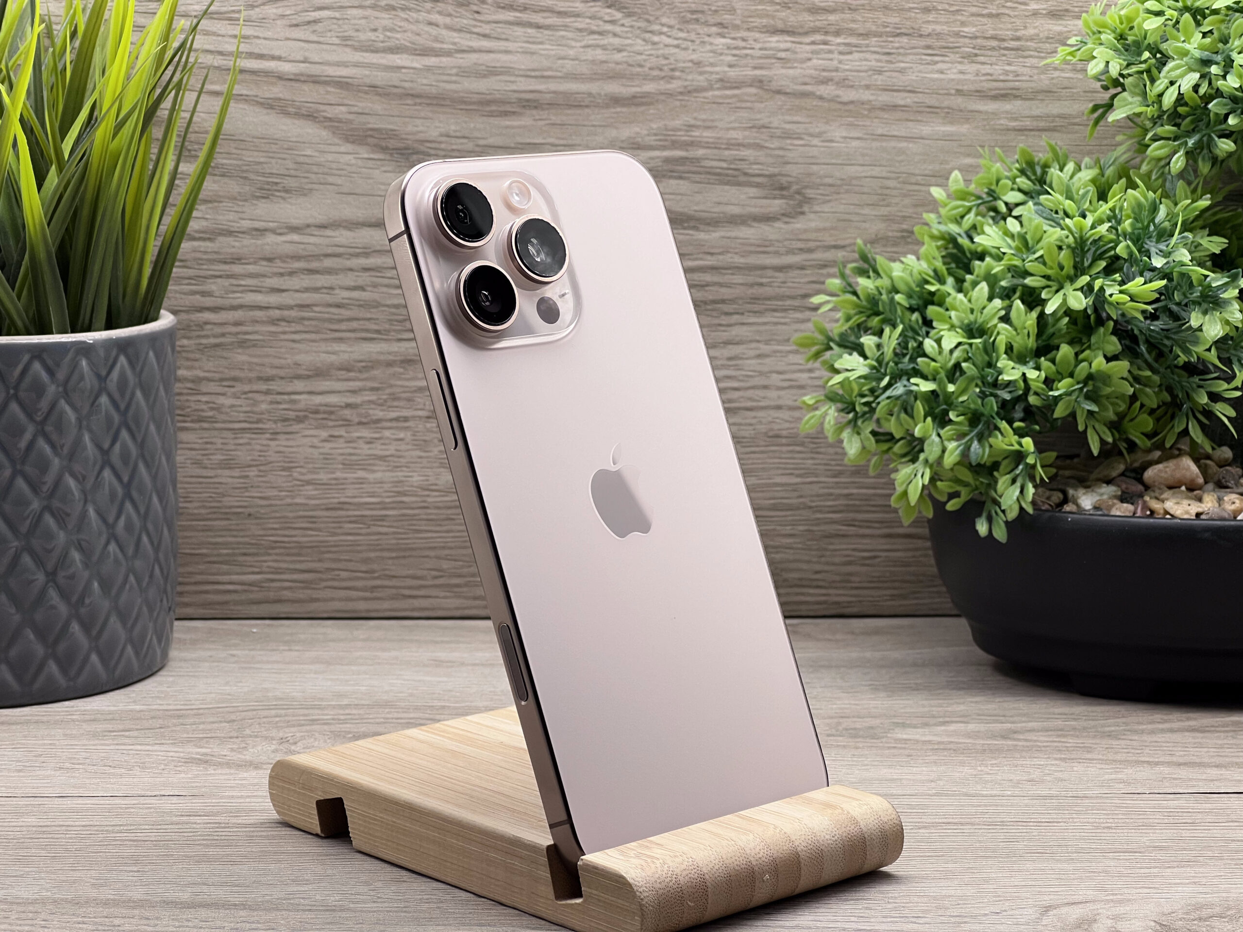 Hibátlan iPhone 16 Pro Max Desert Titanium 256GB 2 ÉV Garanciával 94%