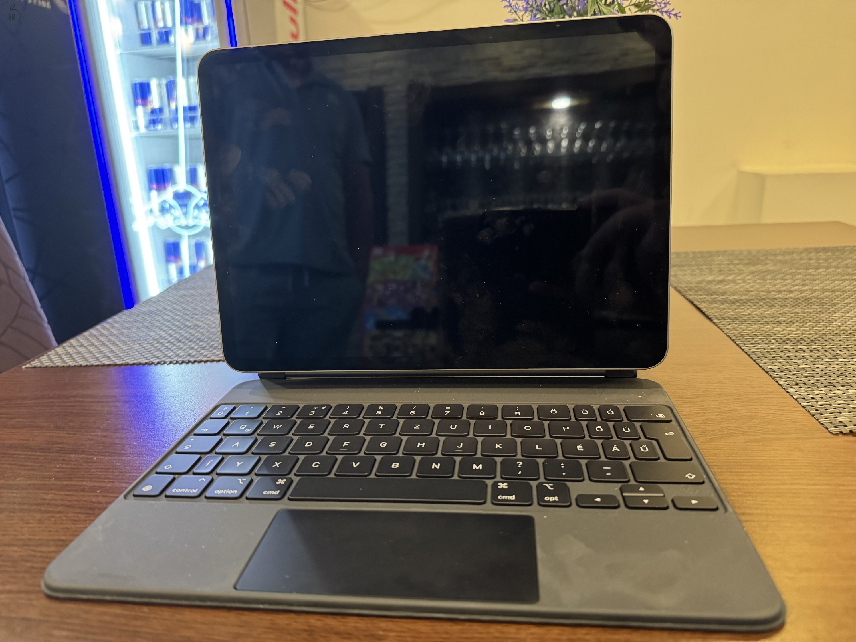 Eladó újszerű állapotban lévő 4.generációs Ipad Pro készülékem, kihasználatlanság miatt, kiegészítőkkel!