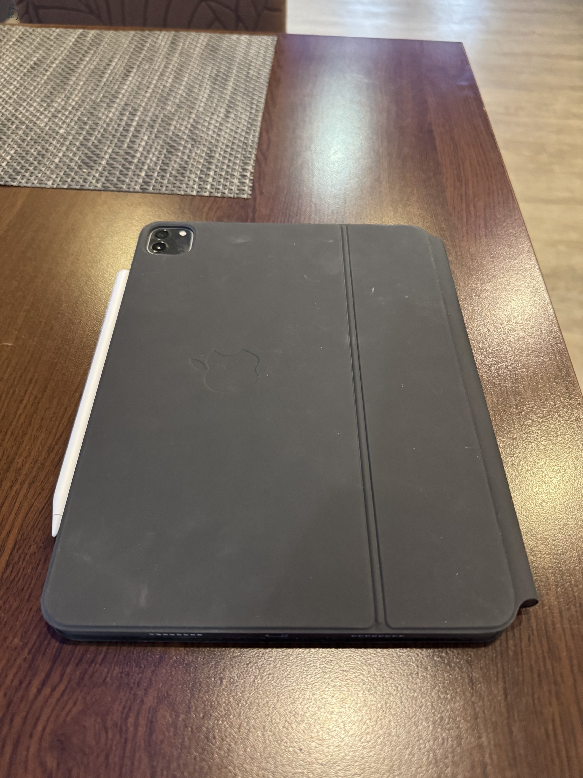 Eladó újszerű állapotban lévő 4.generációs Ipad Pro készülékem, kihasználatlanság miatt, kiegészítőkkel!