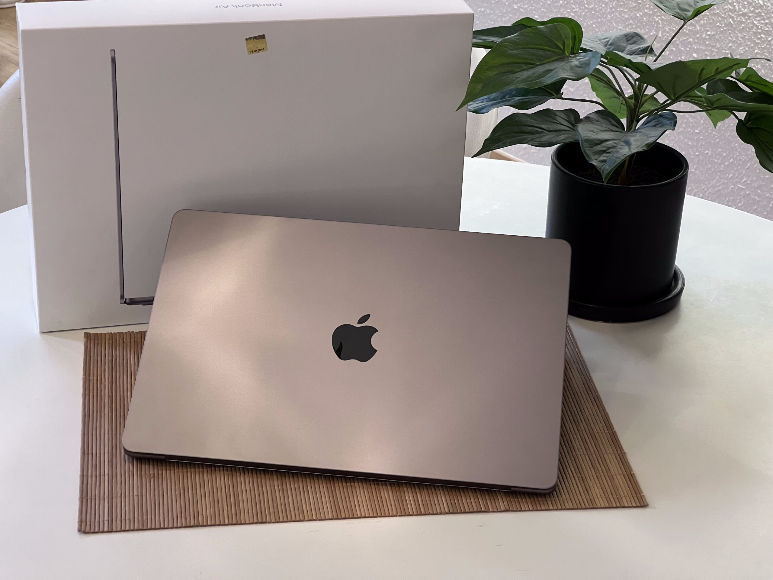 Hibátlan MacBook Air 2023 M3 15” 256GB 16GB-RAM 2 ÉV Garanciával