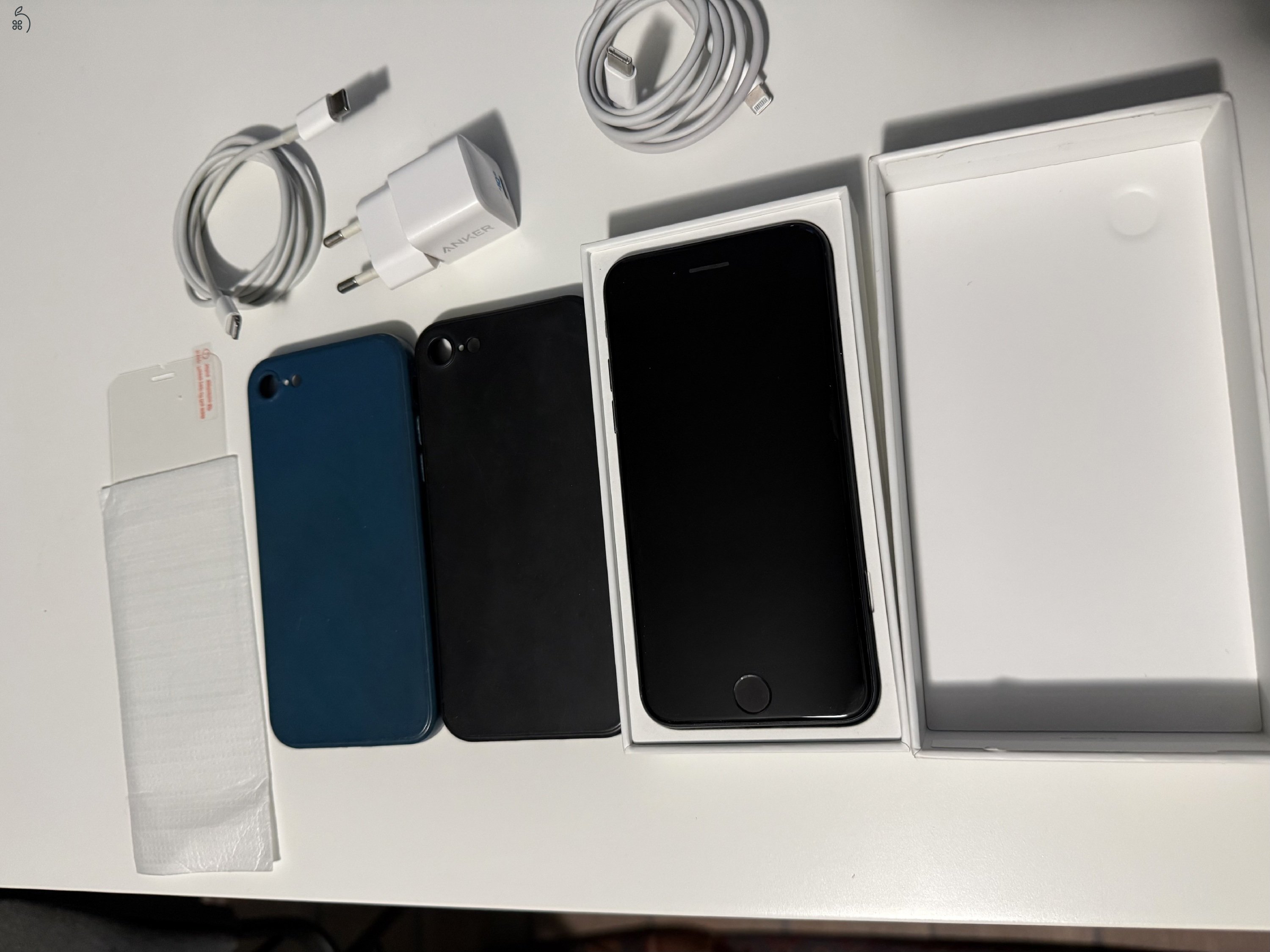 IPhone SE 3rd Gen fekete, 2,5 évet használt