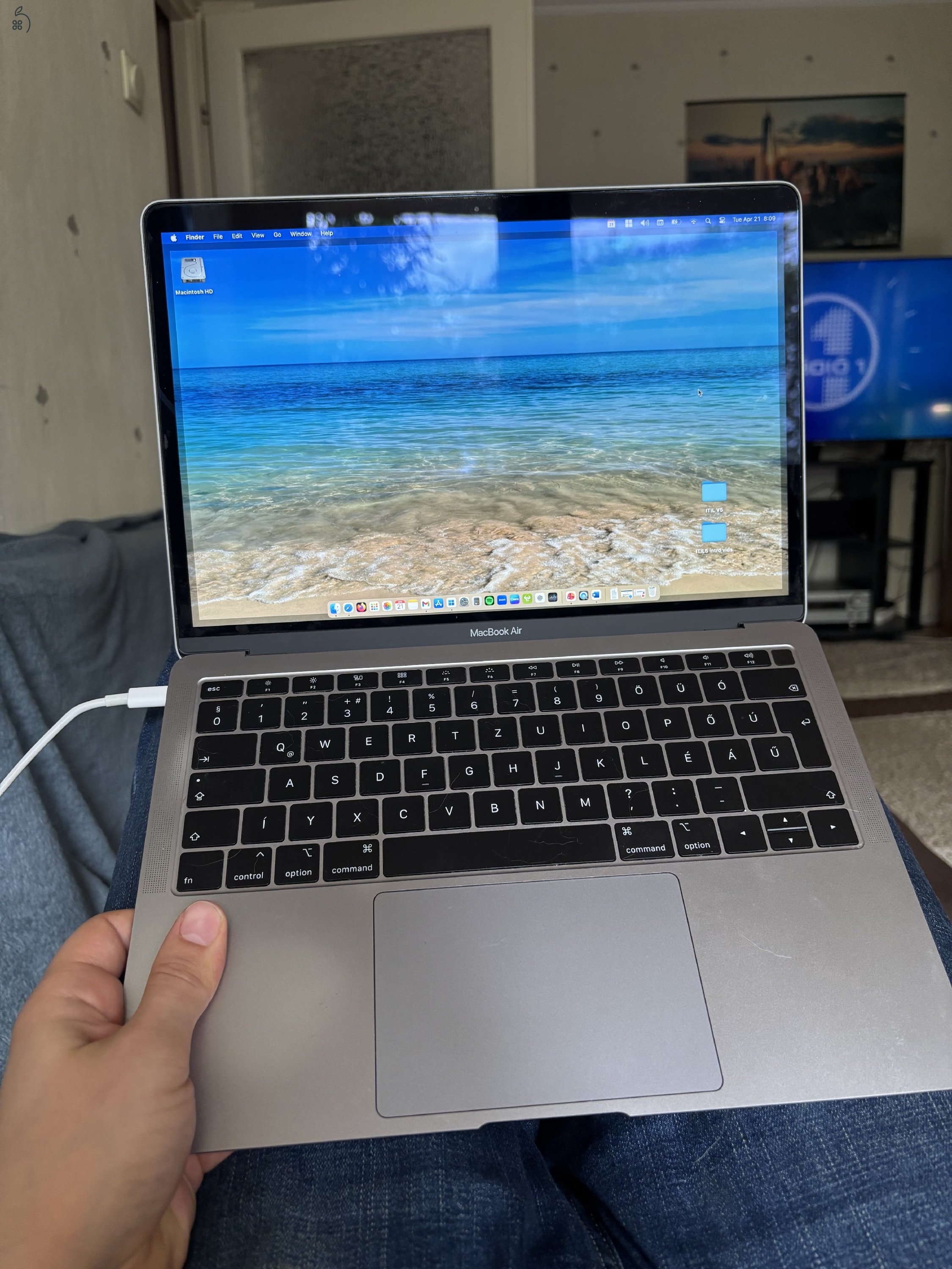 MacBook Air 13' 2019 (Intel i5, 16GB RAM, 256GB SSD)