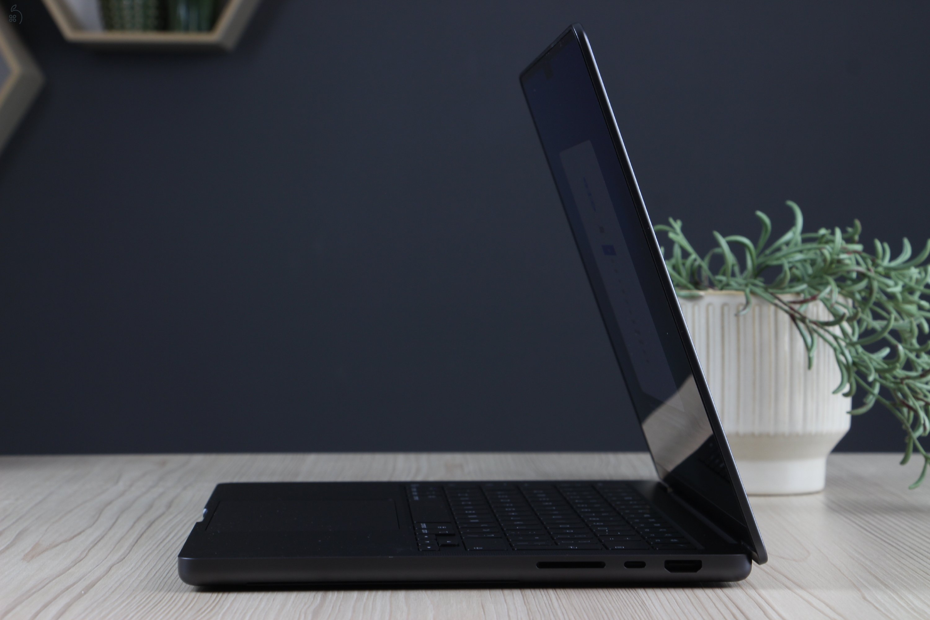 MACBOOK PRO 14” M5 – ASZTRO FEKETE | ÚJSZERŰ ÁLLAPOT | APPLE GARANCIA 2027-IG