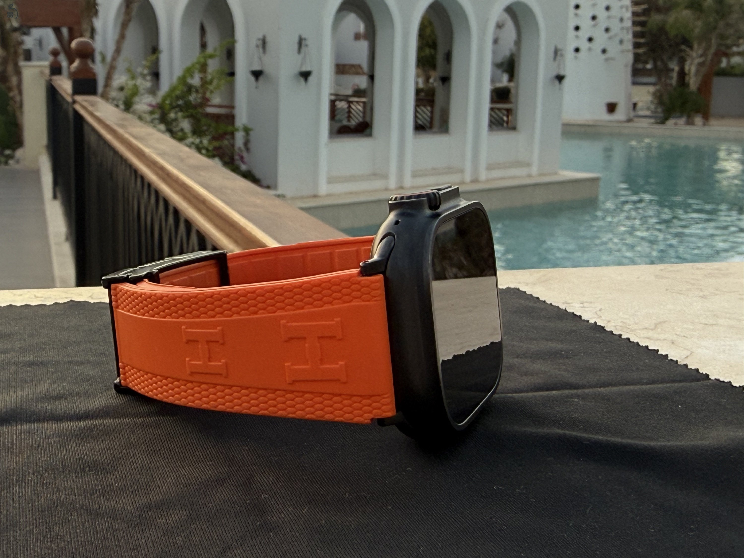 Apple Watch Ultra 2 Black Titanium rengeteg kiegészítővel 