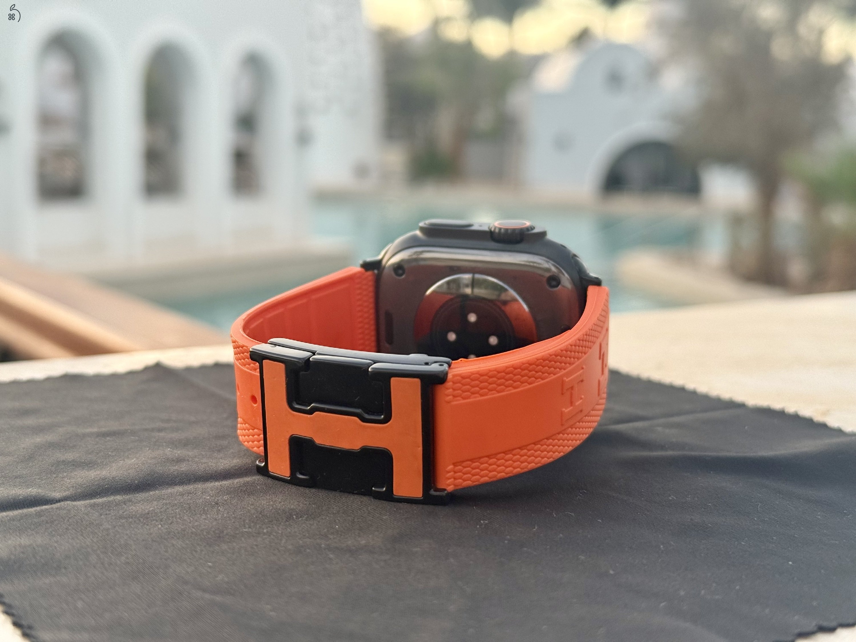 Apple Watch Ultra 2 Black Titanium rengeteg kiegészítővel 