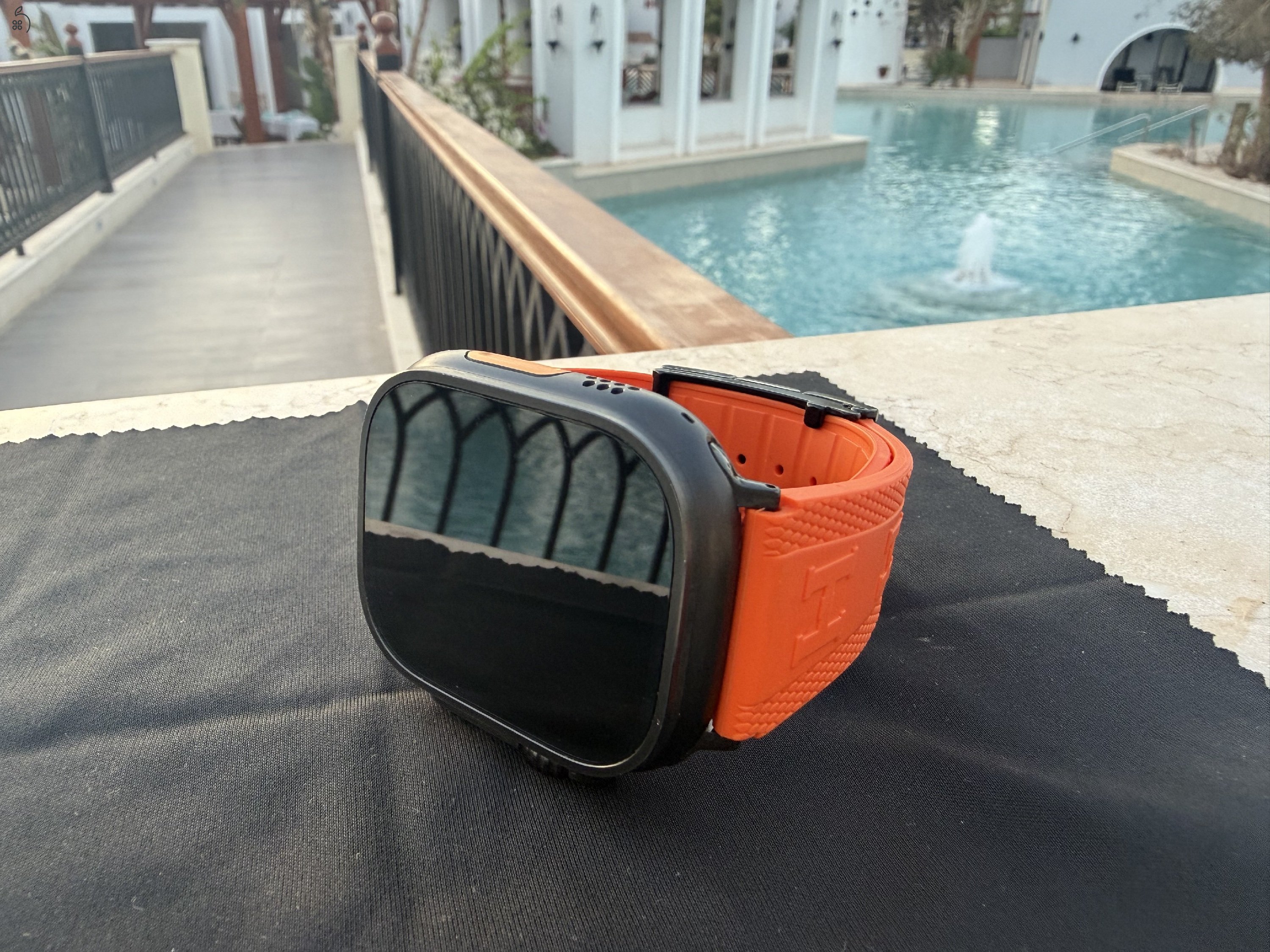 Apple Watch Ultra 2 Black Titanium rengeteg kiegészítővel 