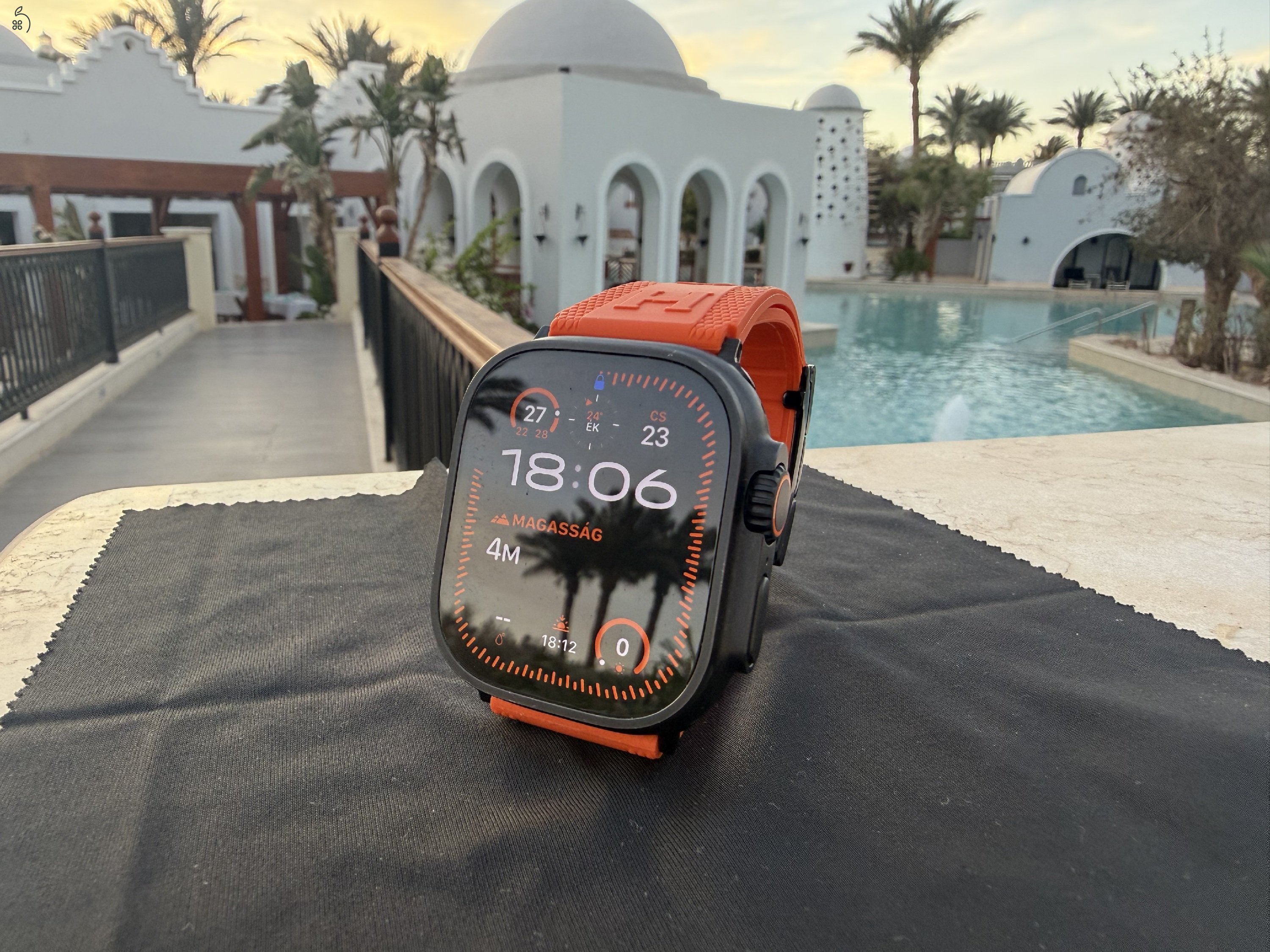 Apple Watch Ultra 2 Black Titanium rengeteg kiegészítővel 