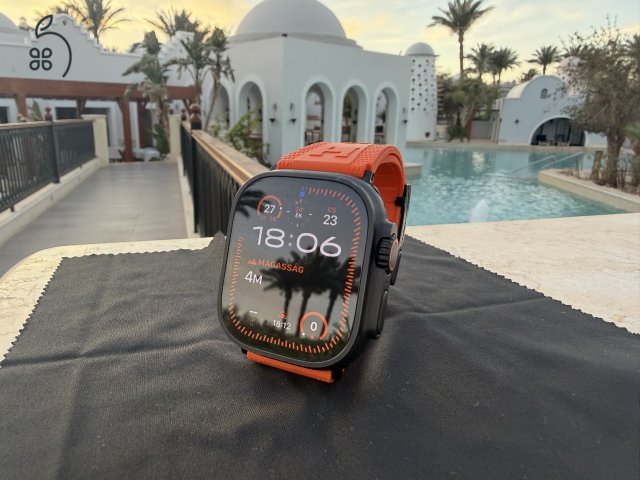 Apple Watch Ultra 2 Black Titanium rengeteg kiegészítővel 