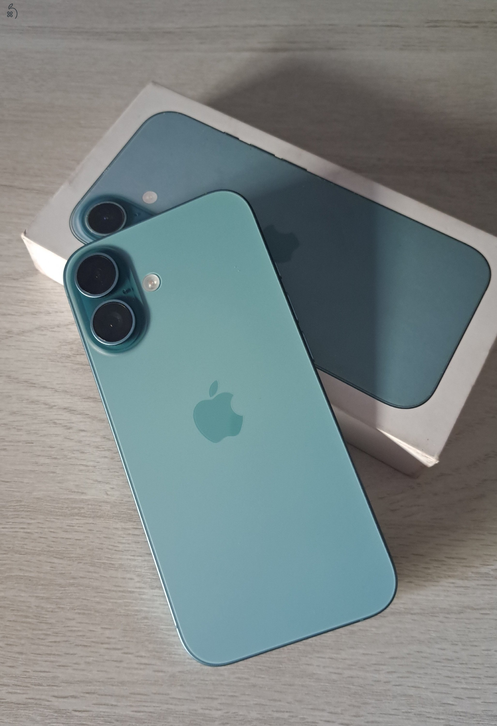 Apple iPhone 16 teal