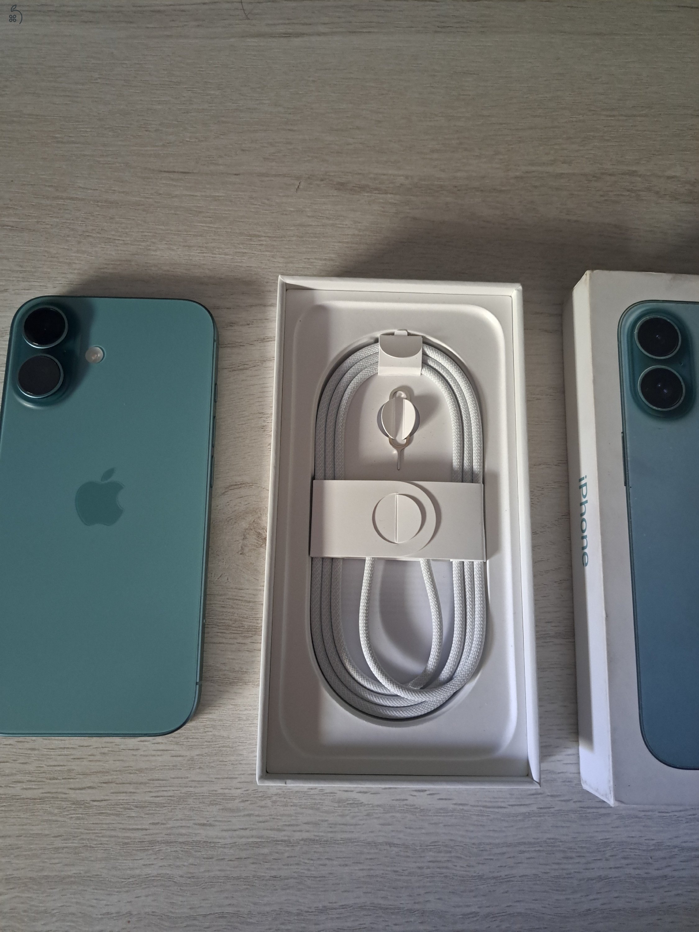 Apple iPhone 16 teal