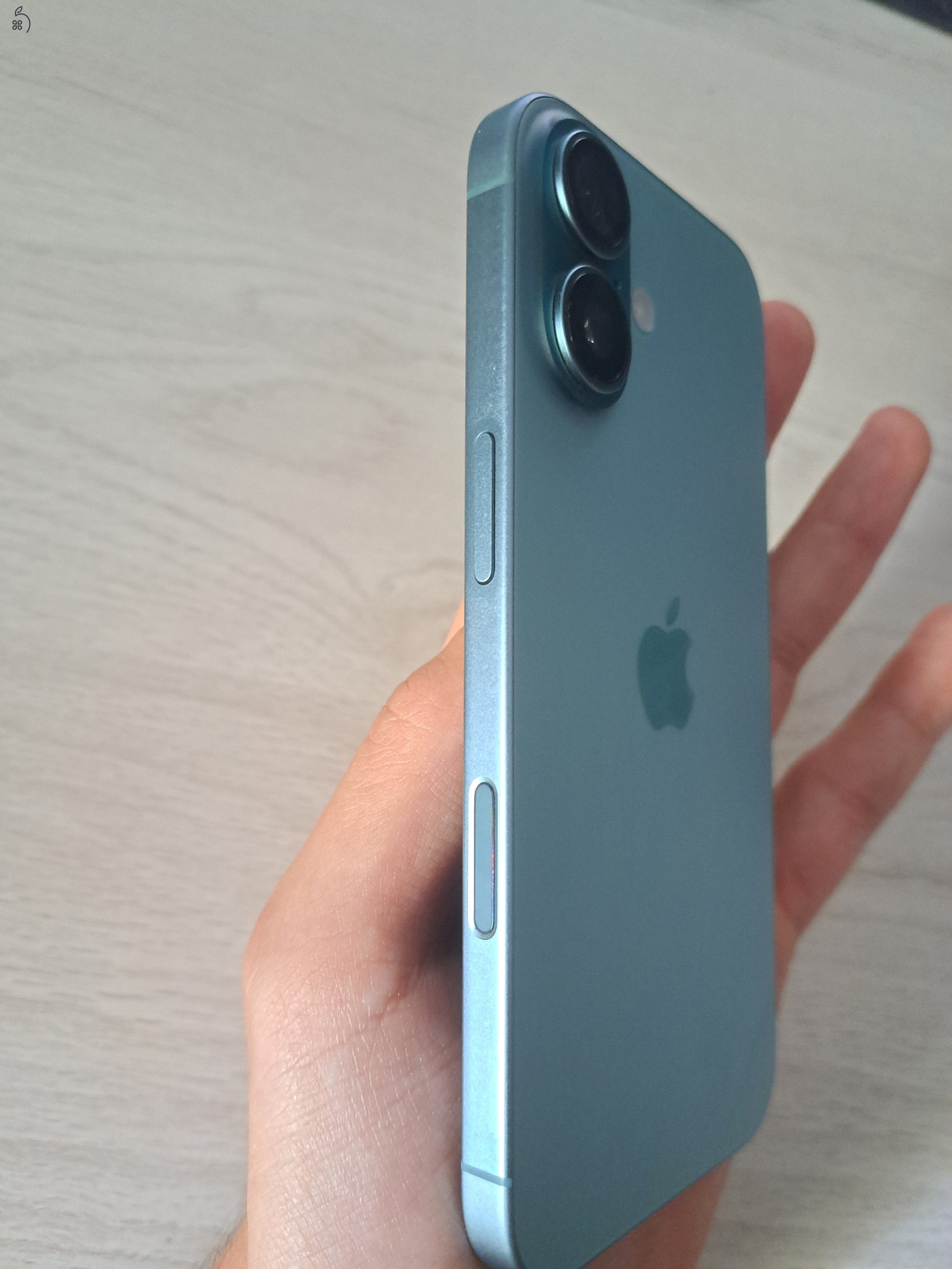 Apple iPhone 16 teal