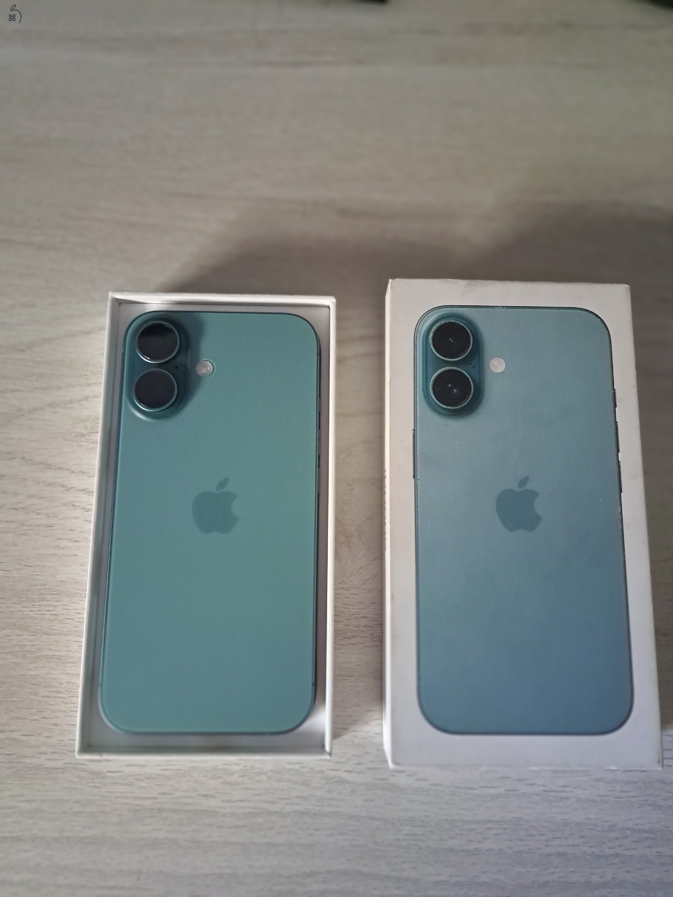Apple iPhone 16 teal