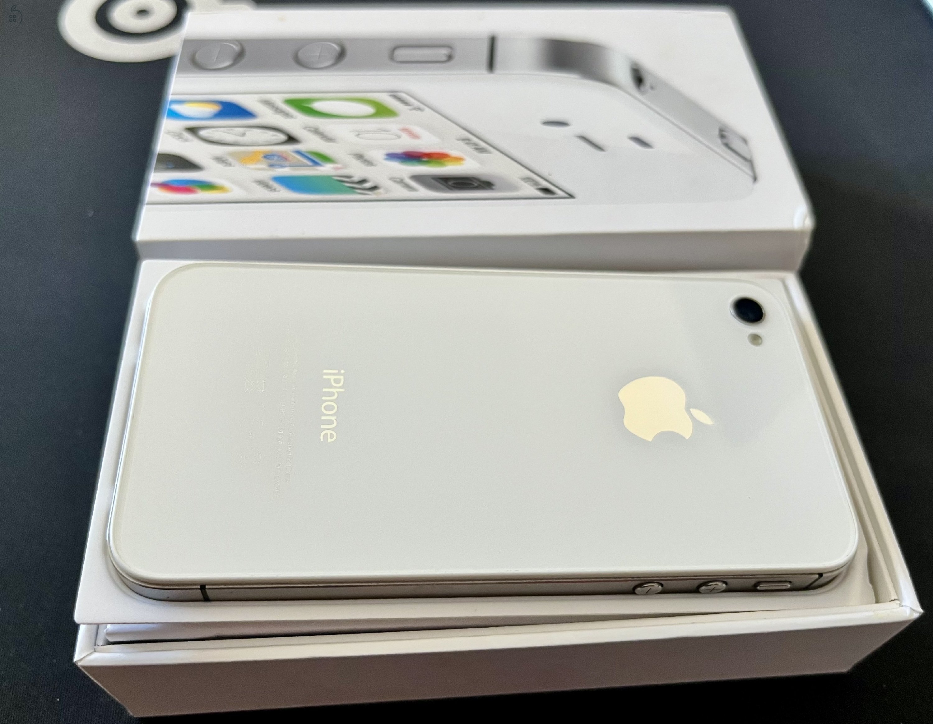 iPhone 4s 8GB Fehér – Gyűjtői állapot, minden gyári tartozékkal!