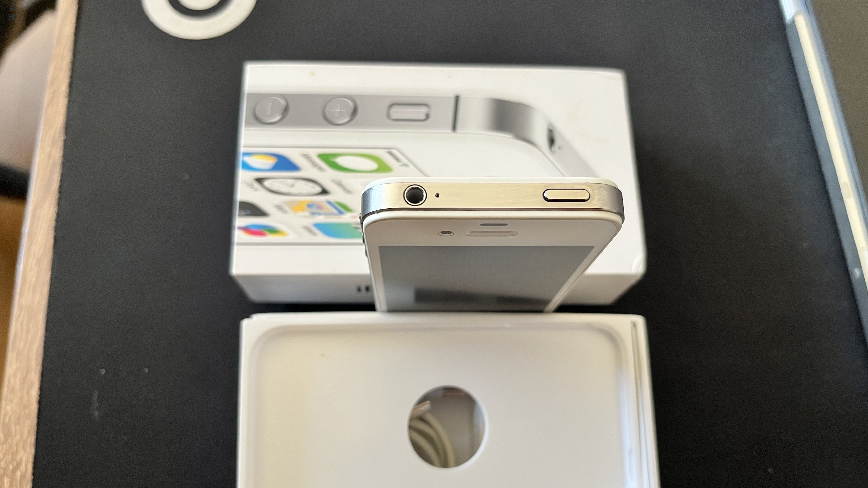 iPhone 4s 8GB Fehér – Gyűjtői állapot, minden gyári tartozékkal!