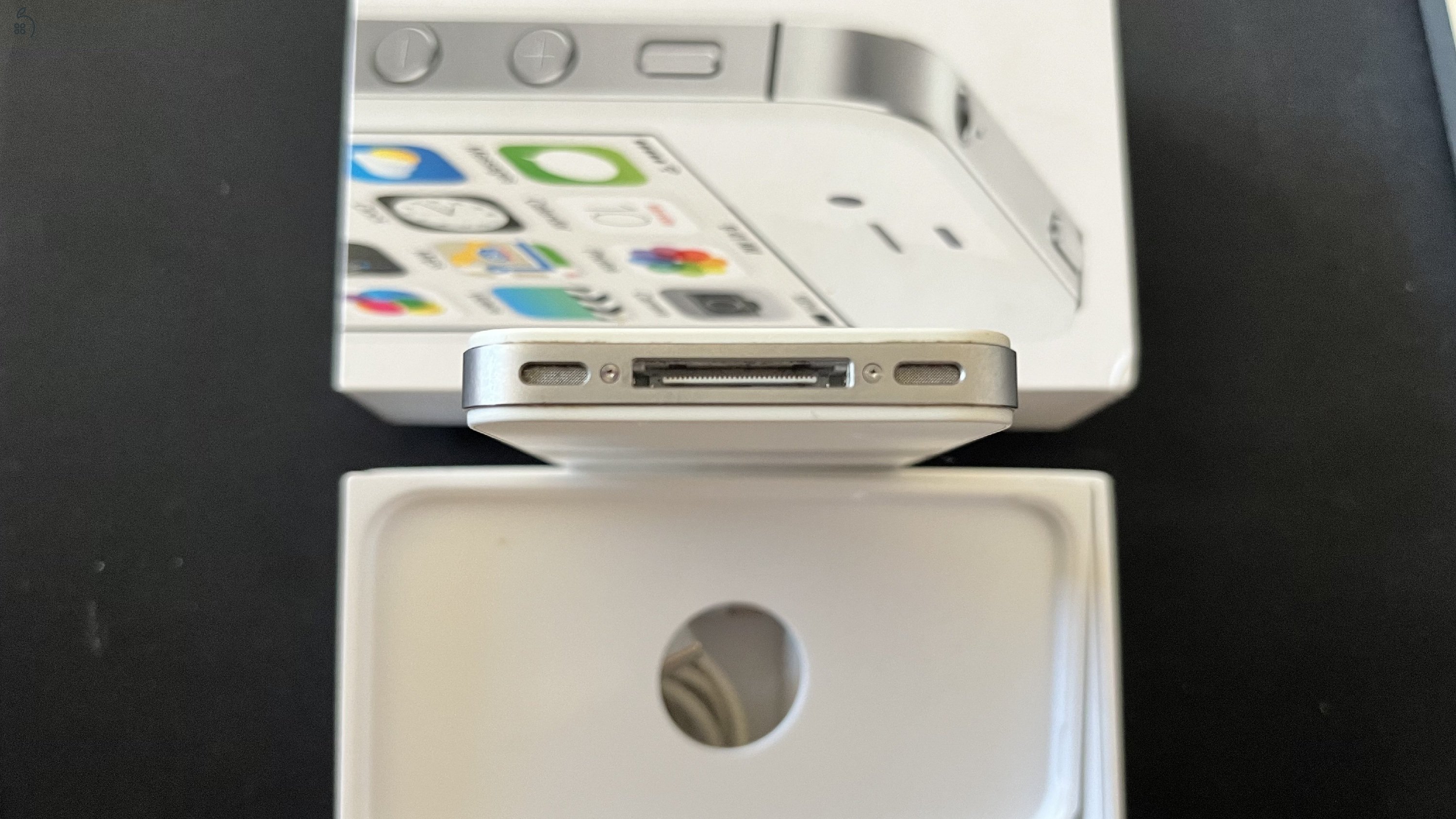 iPhone 4s 8GB Fehér – Gyűjtői állapot, minden gyári tartozékkal!