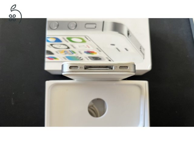 iPhone 4s 8GB Fehér – Gyűjtői állapot, minden gyári tartozékkal!