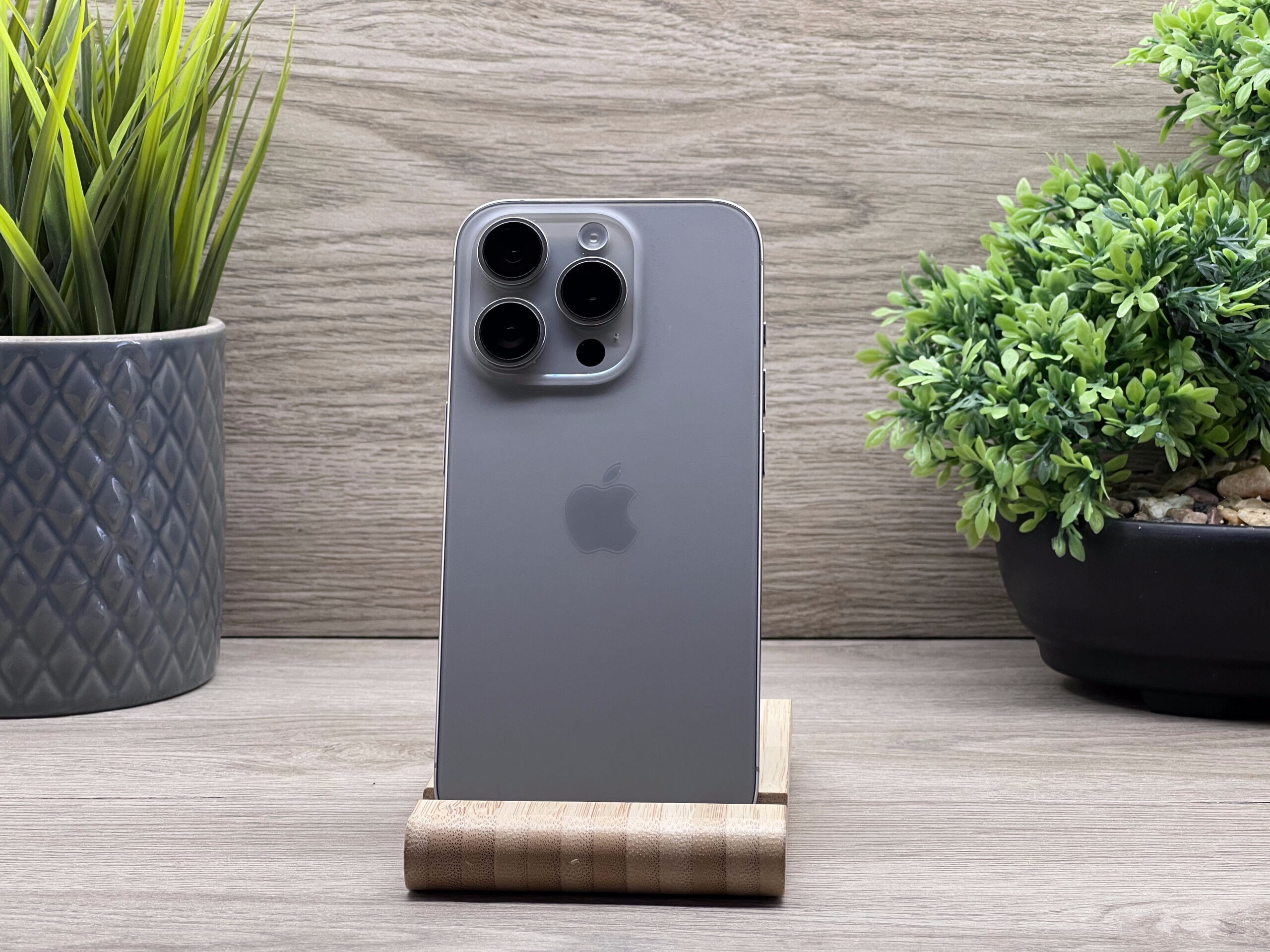 Hibátlan iPhone 15 Pro Natural Titanium 128GB 2 ÉV Garanciával