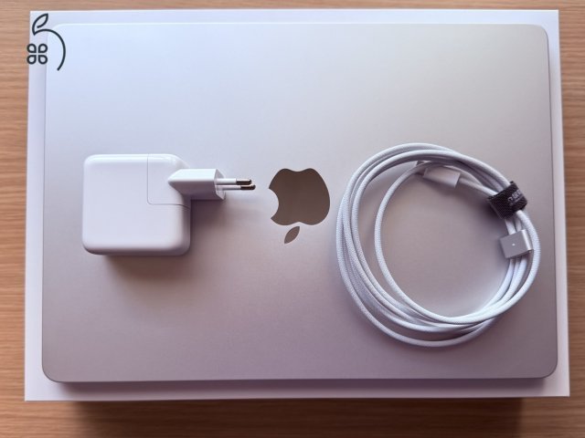 Apple MacBook Air 13,6