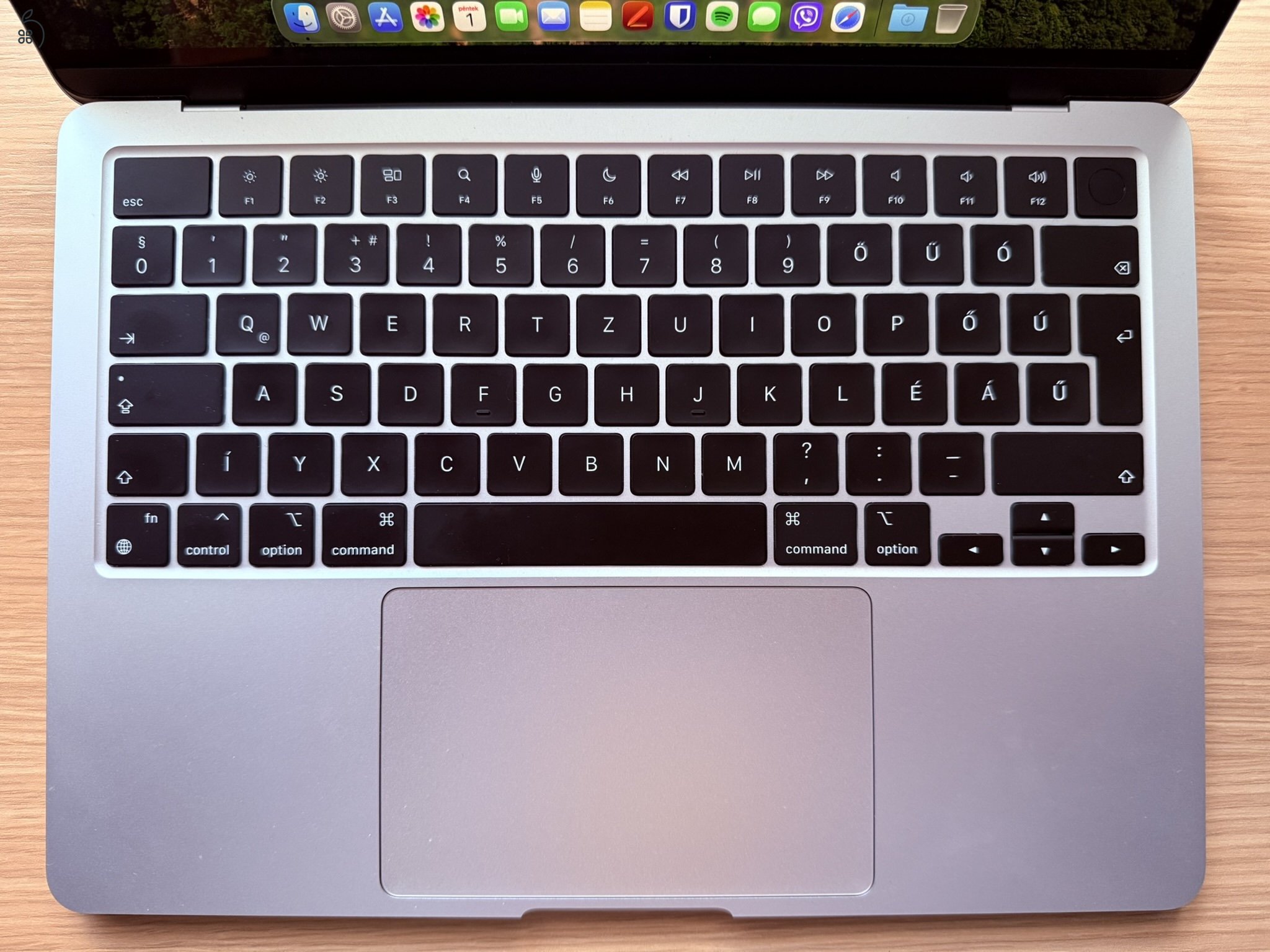 Apple MacBook Air 13,6