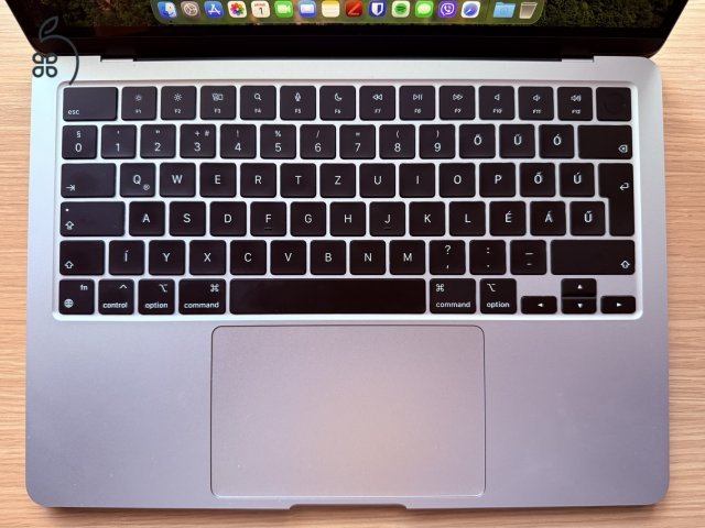 Apple MacBook Air 13,6
