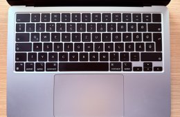Apple MacBook Air 13,6