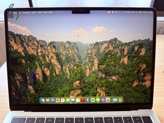 Apple MacBook Air 13,6
