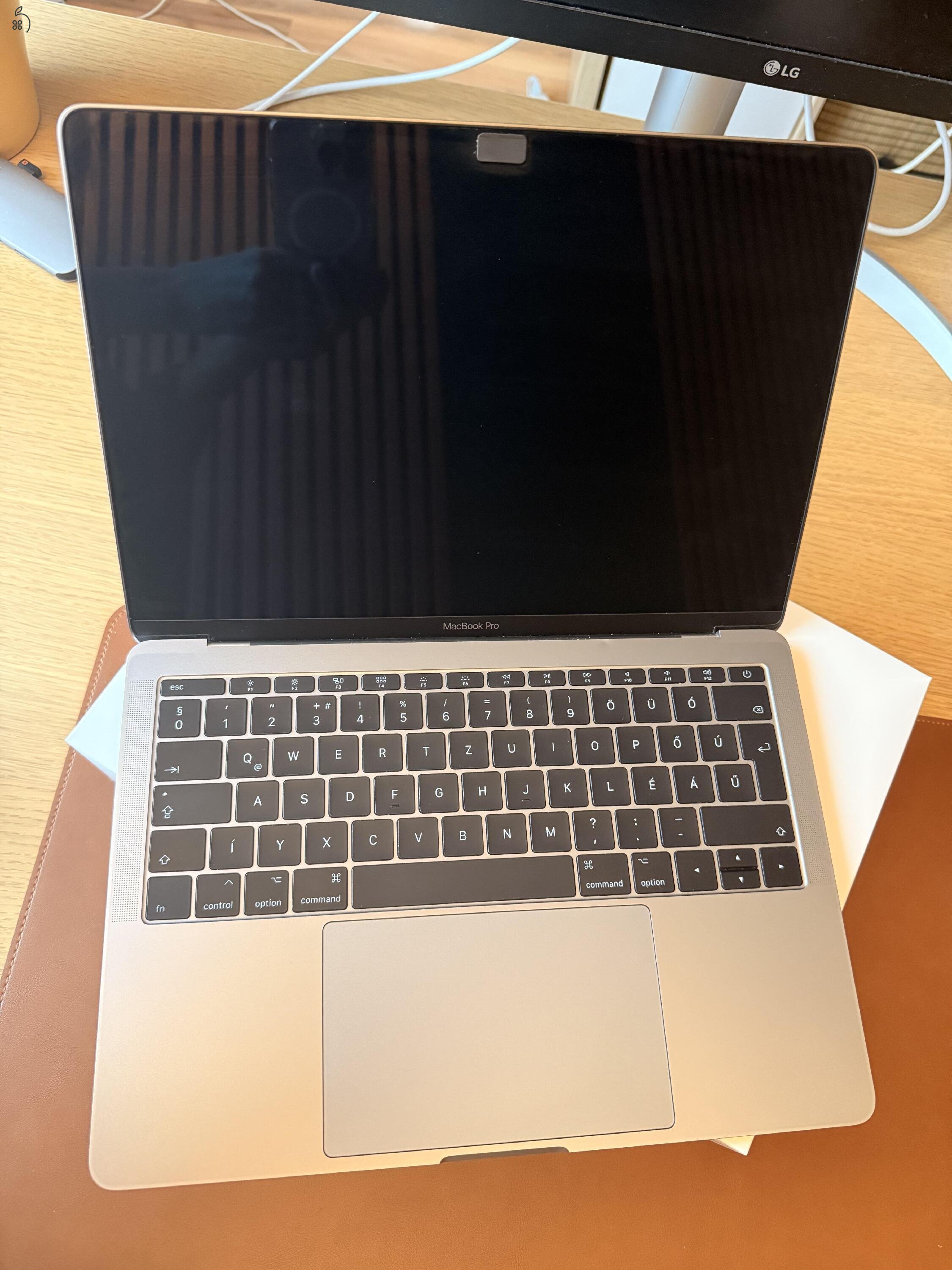 MacBook Pro 13-inch 2018 MBP13.3/2.3GHz/8GB/128GB/HCZ/INT szép állapotú, elhúzható kameravédővel