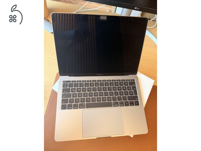 MacBook Pro 13-inch 2018 MBP13.3/2.3GHz/8GB/128GB/HCZ/INT szép állapotú, elhúzható kameravédővel