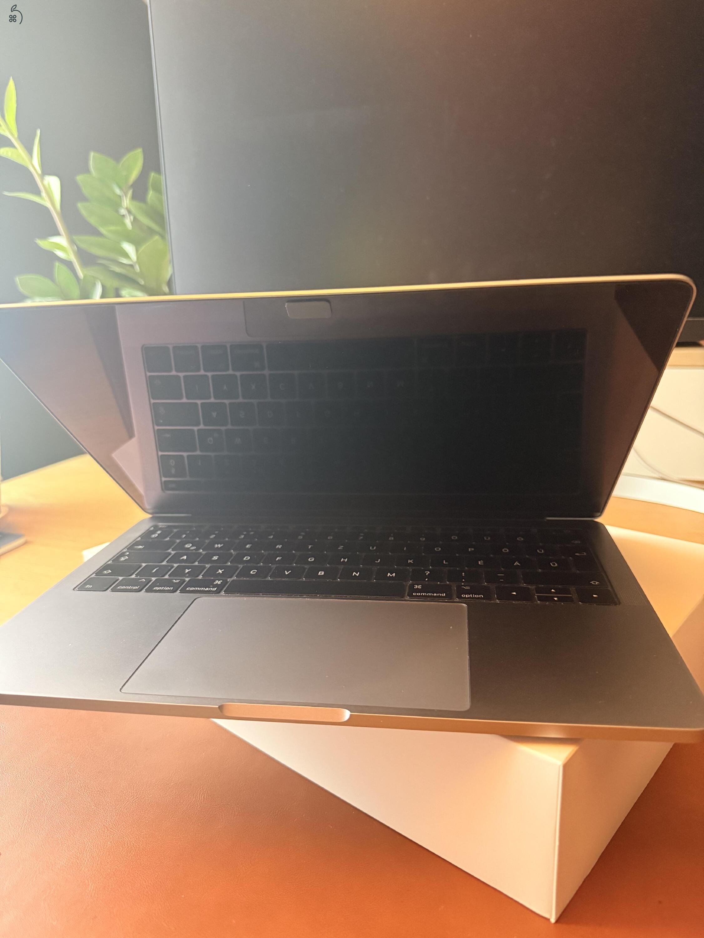MacBook Pro 13-inch 2018 MBP13.3/2.3GHz/8GB/128GB/HCZ/INT szép állapotú, elhúzható kameravédővel