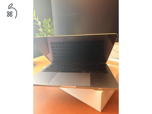 MacBook Pro 13-inch 2018 MBP13.3/2.3GHz/8GB/128GB/HCZ/INT szép állapotú, elhúzható kameravédővel