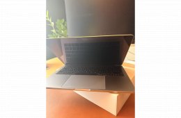 MacBook Pro 13-inch 2018 MBP13.3/2.3GHz/8GB/128GB/HCZ/INT szép állapotú, elhúzható kameravédővel