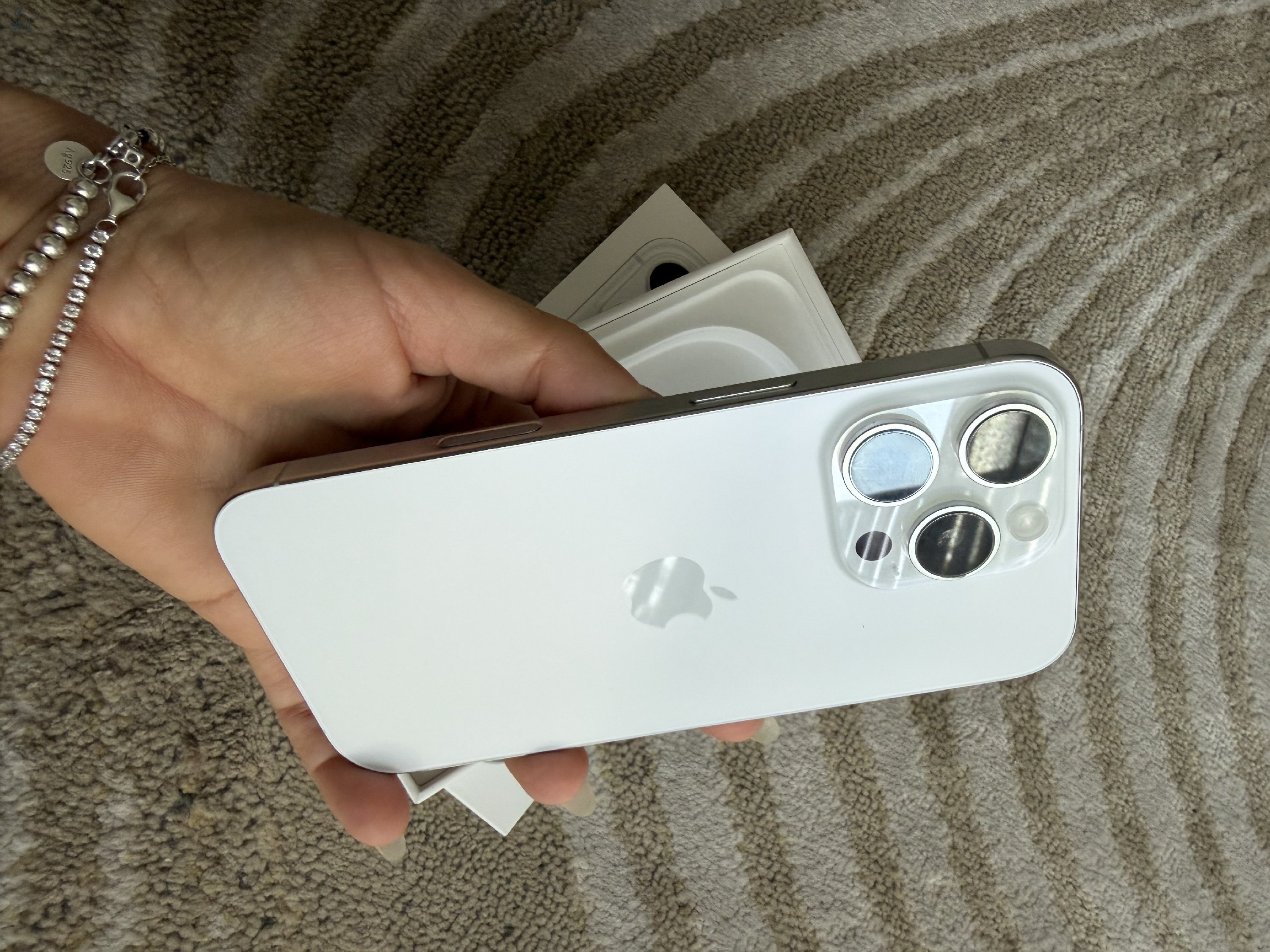 Eladó iPhone 16 Pro (128 GB)