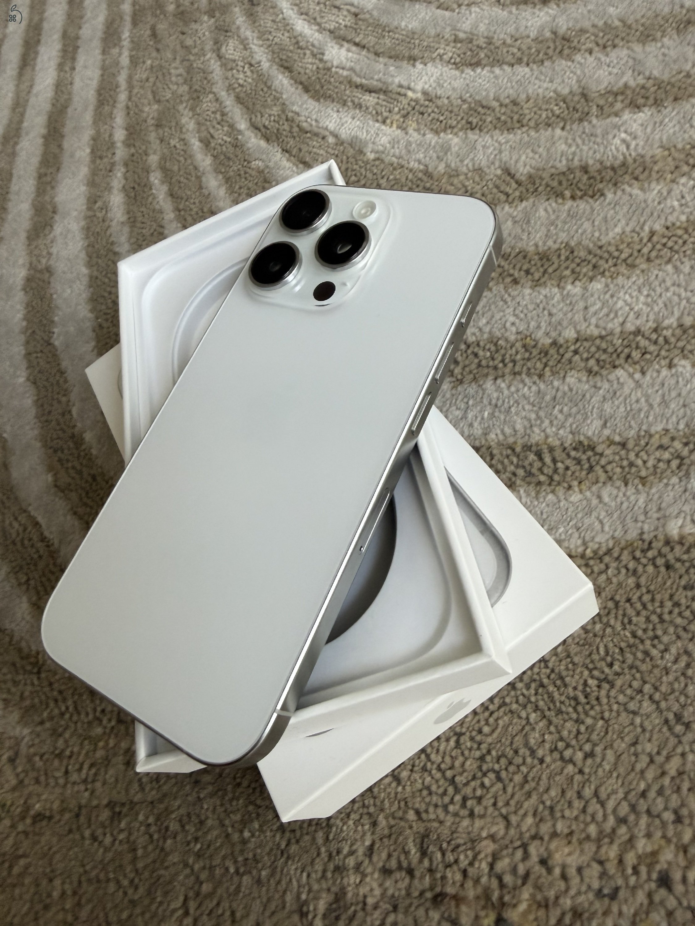 Eladó iPhone 16 Pro (128 GB)