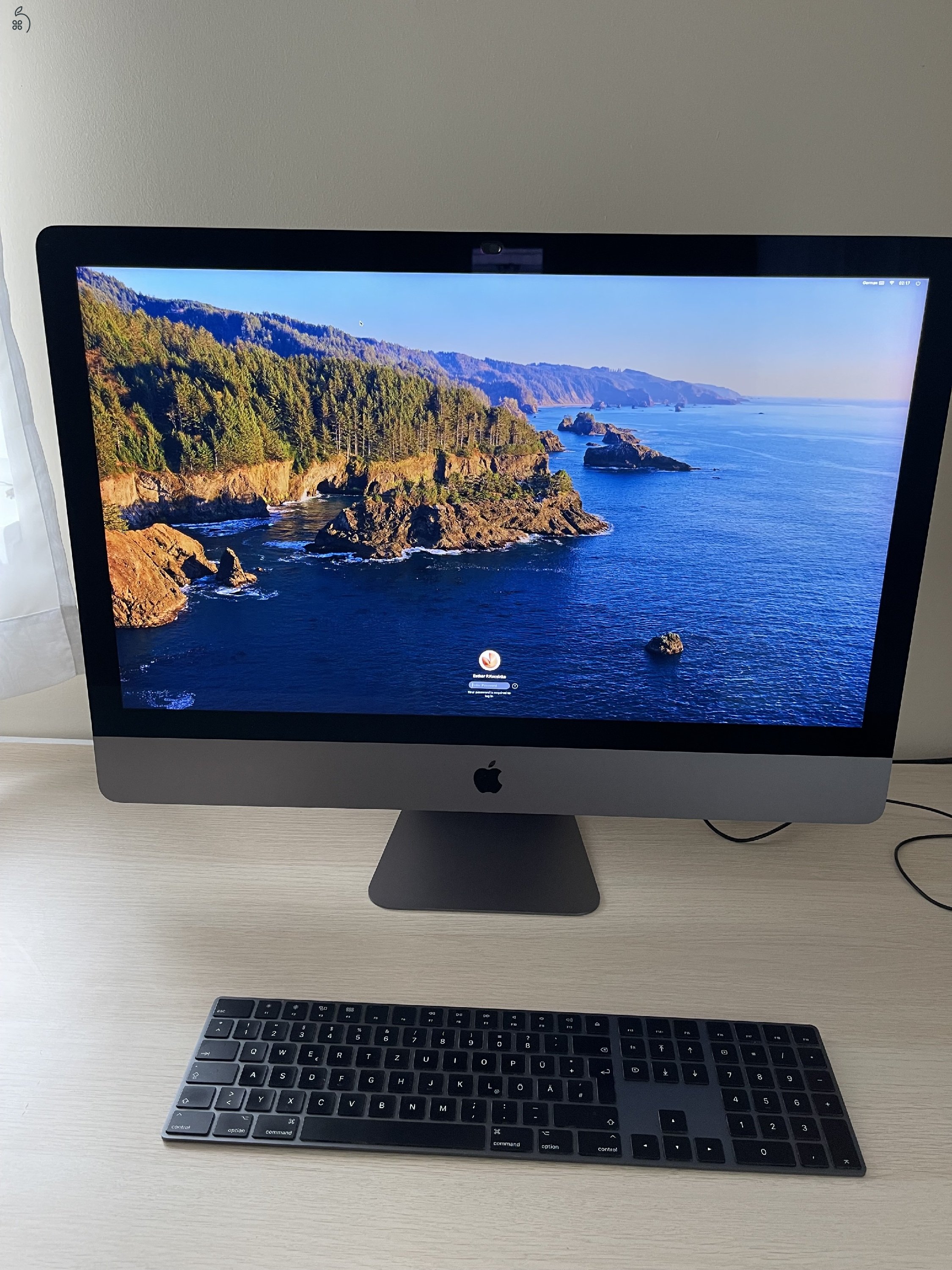 Apple iMac Pro 2017-es.  CPU: Intel Xeon 3.2Ghz ( 8 mag) RAM: 32GB SSD: 1TB/ Ati Radeon Vega 56 - 8GB