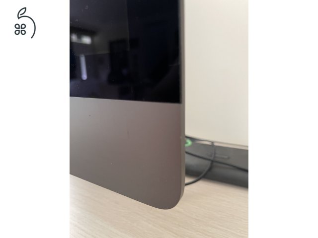 Apple iMac Pro 2017-es.  CPU: Intel Xeon 3.2Ghz ( 8 mag) RAM: 32GB SSD: 1TB/ Ati Radeon Vega 56 - 8GB