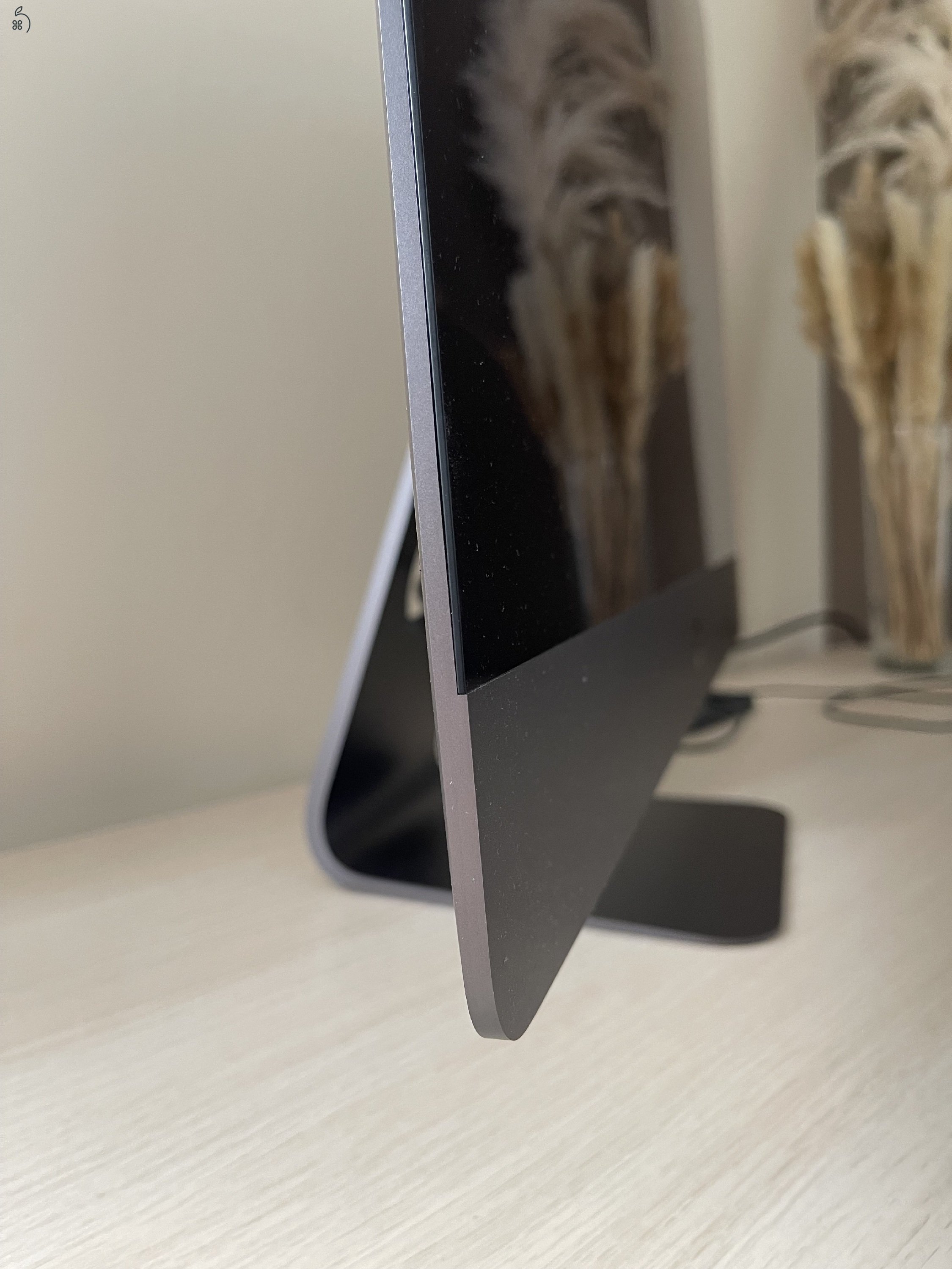 Apple iMac Pro 2017-es.  CPU: Intel Xeon 3.2Ghz ( 8 mag) RAM: 32GB SSD: 1TB/ Ati Radeon Vega 56 - 8GB