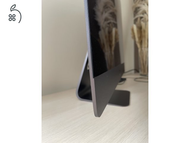 Apple iMac Pro 2017-es.  CPU: Intel Xeon 3.2Ghz ( 8 mag) RAM: 32GB SSD: 1TB/ Ati Radeon Vega 56 - 8GB