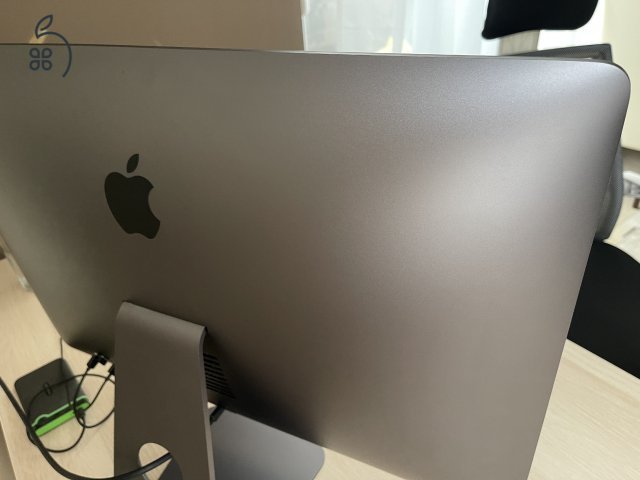 Apple iMac Pro 2017-es.  CPU: Intel Xeon 3.2Ghz ( 8 mag) RAM: 32GB SSD: 1TB/ Ati Radeon Vega 56 - 8GB