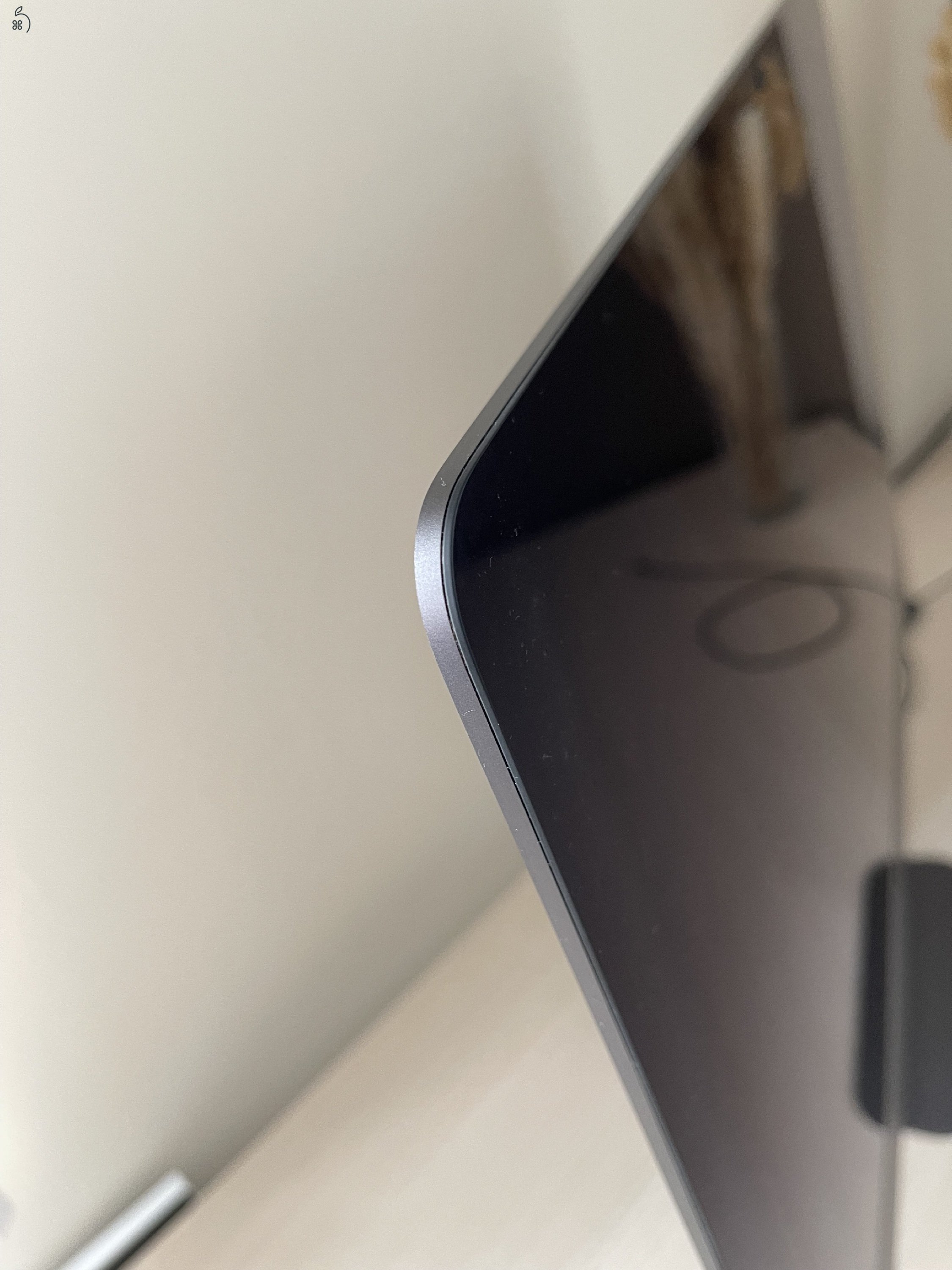 Apple iMac Pro 2017-es.  CPU: Intel Xeon 3.2Ghz ( 8 mag) RAM: 32GB SSD: 1TB/ Ati Radeon Vega 56 - 8GB