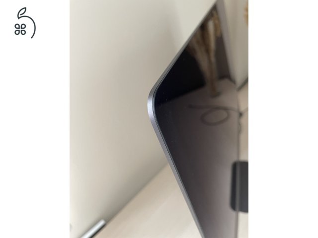 Apple iMac Pro 2017-es.  CPU: Intel Xeon 3.2Ghz ( 8 mag) RAM: 32GB SSD: 1TB/ Ati Radeon Vega 56 - 8GB