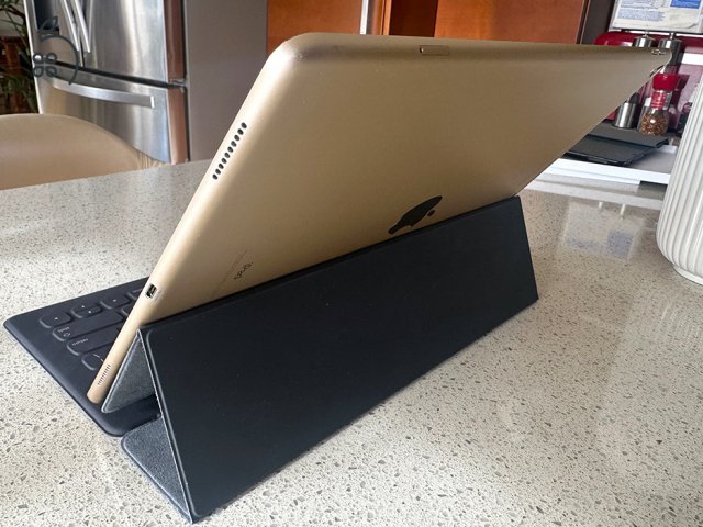 APPLE iPad Pro 12.9” GOLD – 2nd Gen + EREDETI Apple Smart Keyboard + 2 Prémium Cover ????????✨