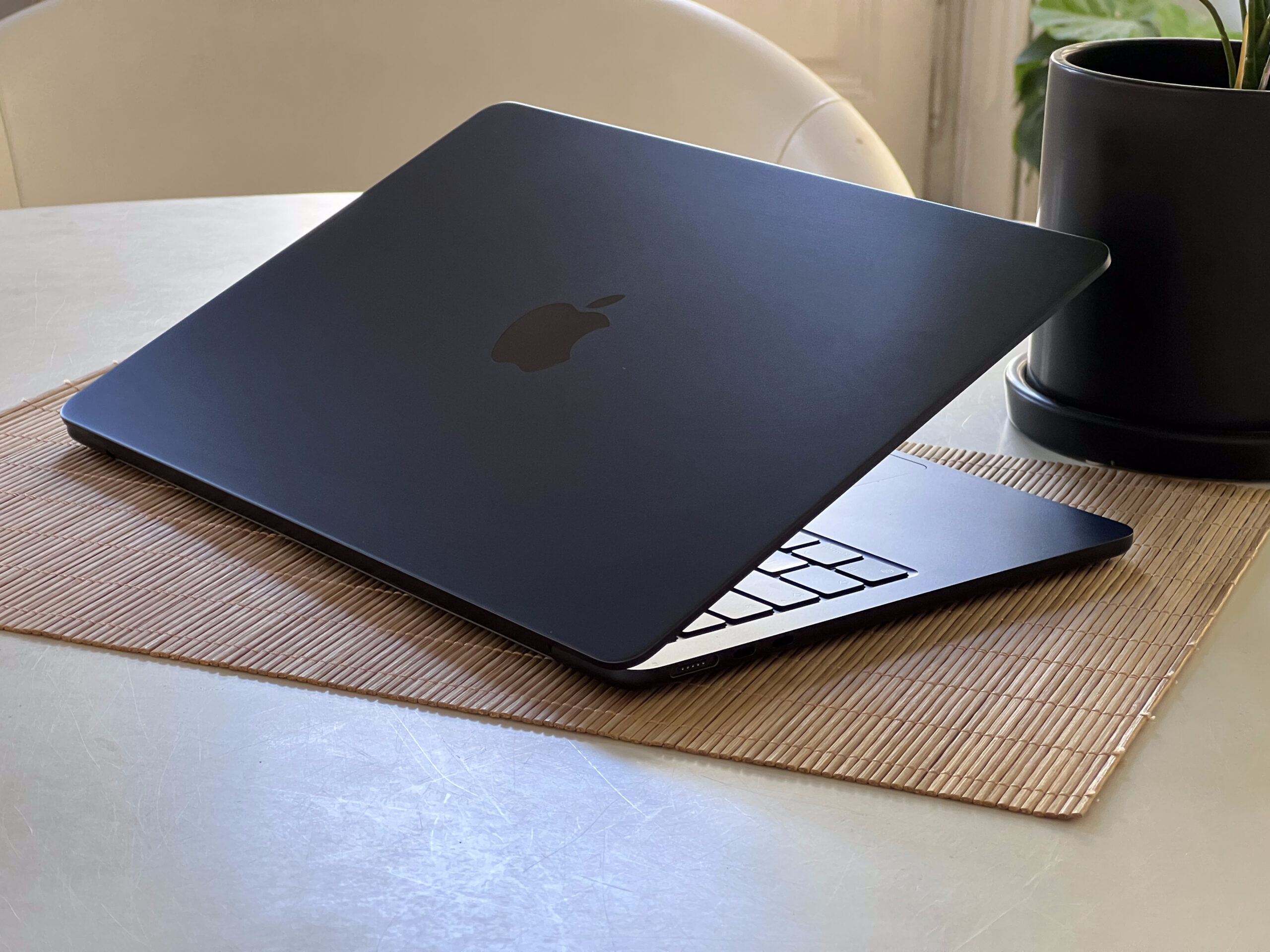 Hibátlan MacBook Air 2022 M2 Midnight 13” 256GB 8GB 2 ÉV Garanciával 96%