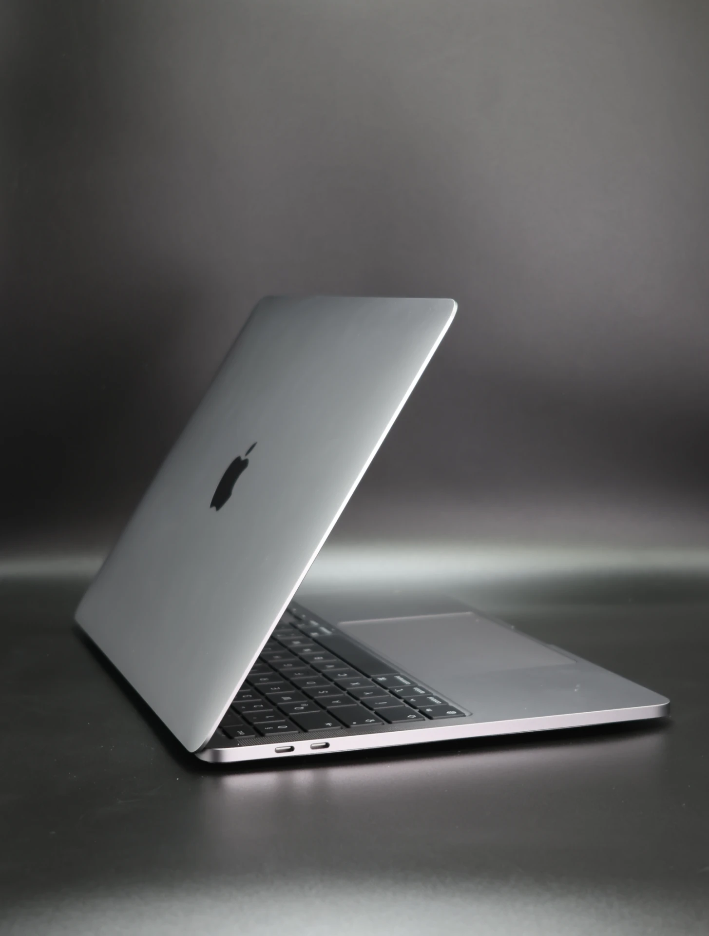 Apple MacBook Pro 13″ 2022 M2 256 GB Space Gray 96% akku - 12 HÓ GARANCIA