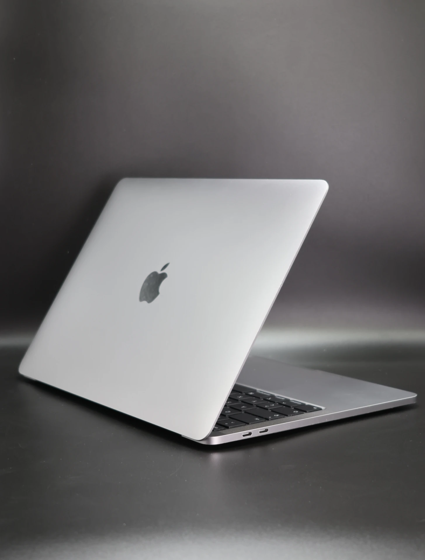 Apple MacBook Pro 13″ Touch Bar 2020 i5 512 GB Silver 81% akku - 12 HÓ GARANCIA